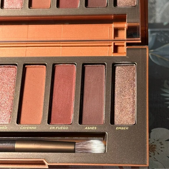 URBAN DECAY COSMETICS NAKED HEAT Pigmented Color Eyeshadow Palette - Picture 10 of 12